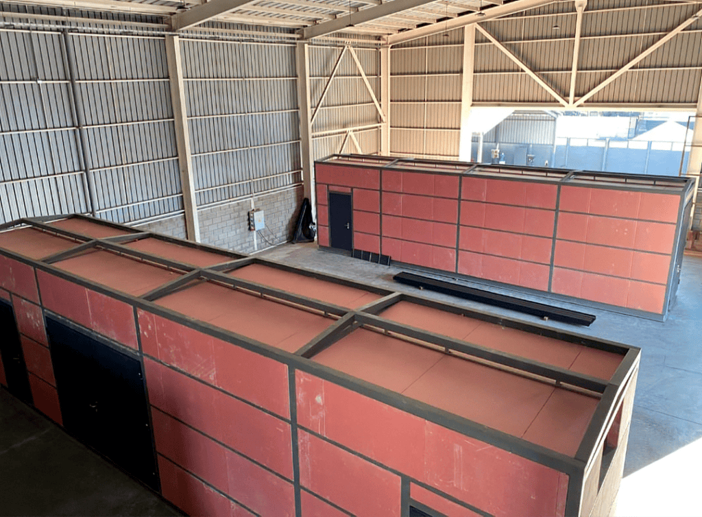 Línea de producción de infraestructura modular técnica. Fabricación y revestimiento simultáneo de múltiples salas eléctricas y módulos industriales a medida en fábrica REMAC.