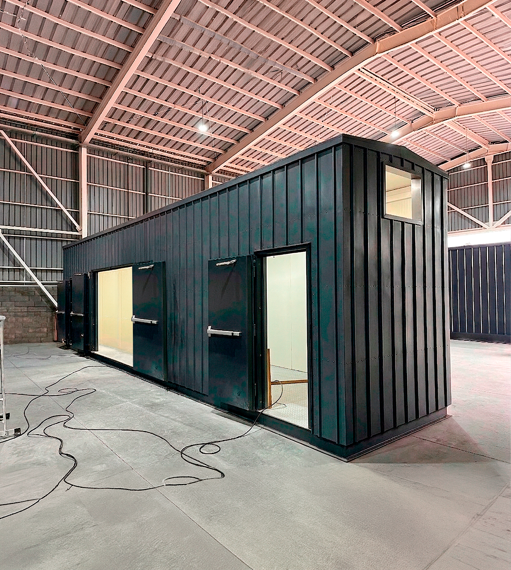 Infraestructura modular técnica terminada en fábrica REMAC. Módulo a medida para sala de control industrial o sala eléctrica.